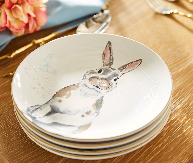 Easter bunny dinnerware. Click to see even more elegant easter tablescape ideas in the post! 