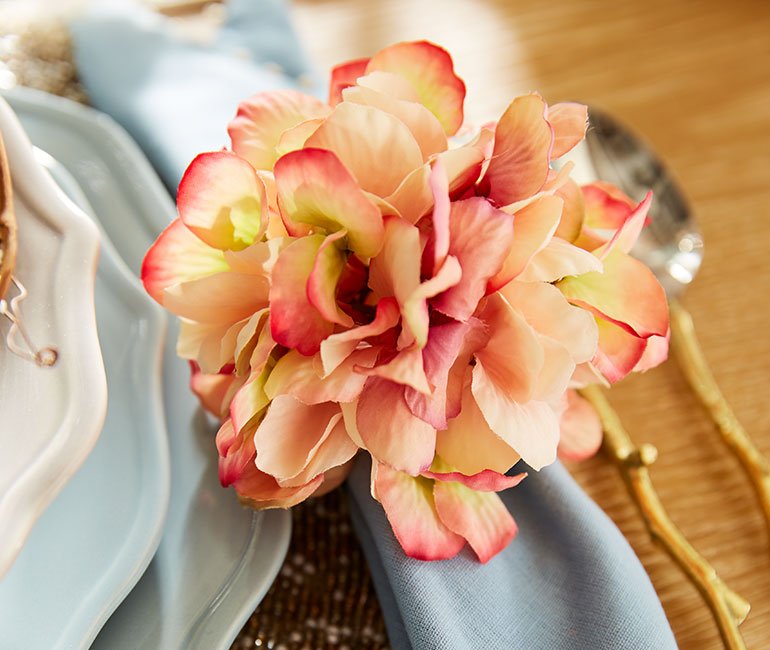 beautiful spring napkin ring. Click to see more easter tablescape ideas in the post! 
