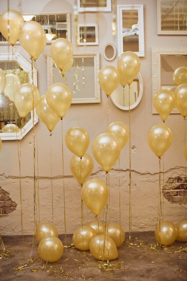 gold ballons party backdrop