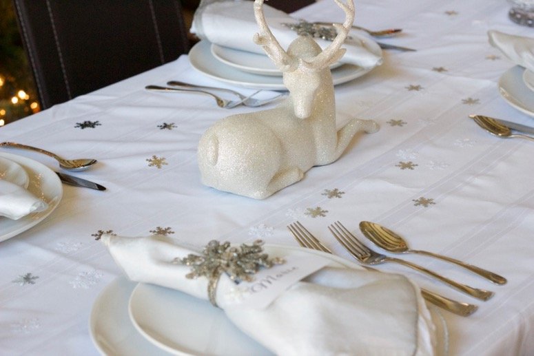 beautiful snowflake tablescape, an easy and elegant holiday tablescape idea. Click to see the rest of the holiday party decor. 