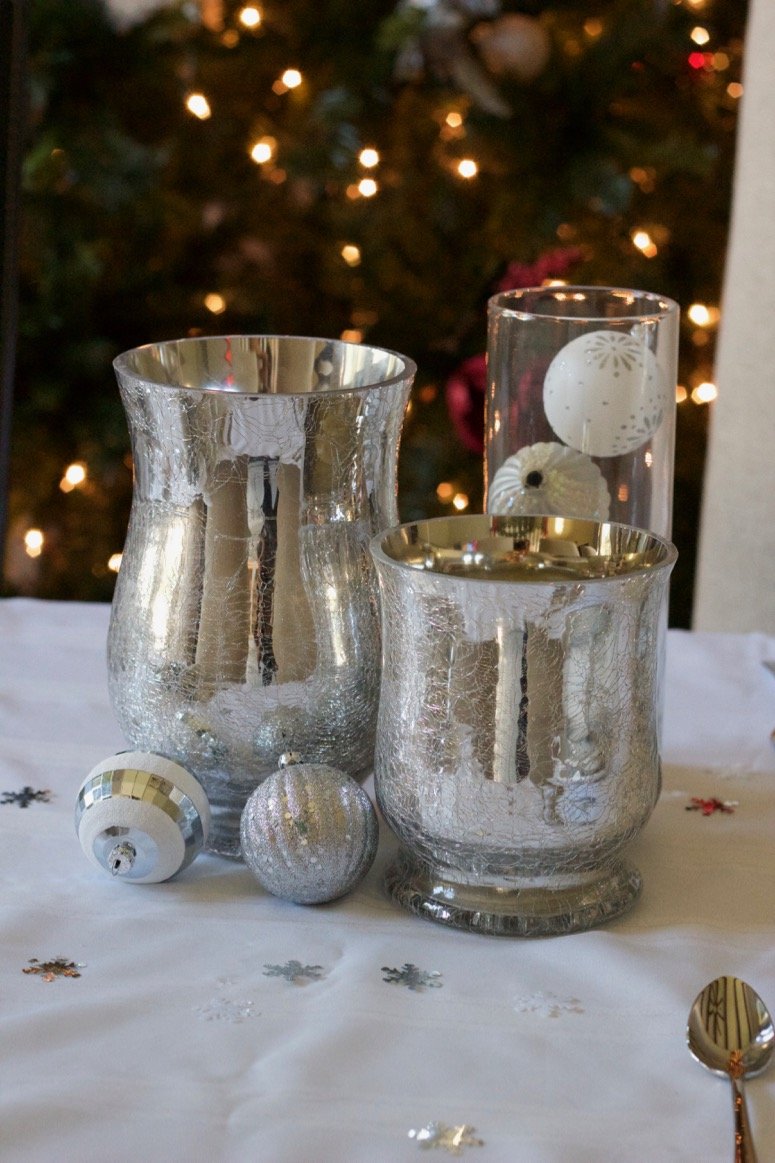 white and silver holiday decor. Click to see the rest of this beautiful holiday tablescape 