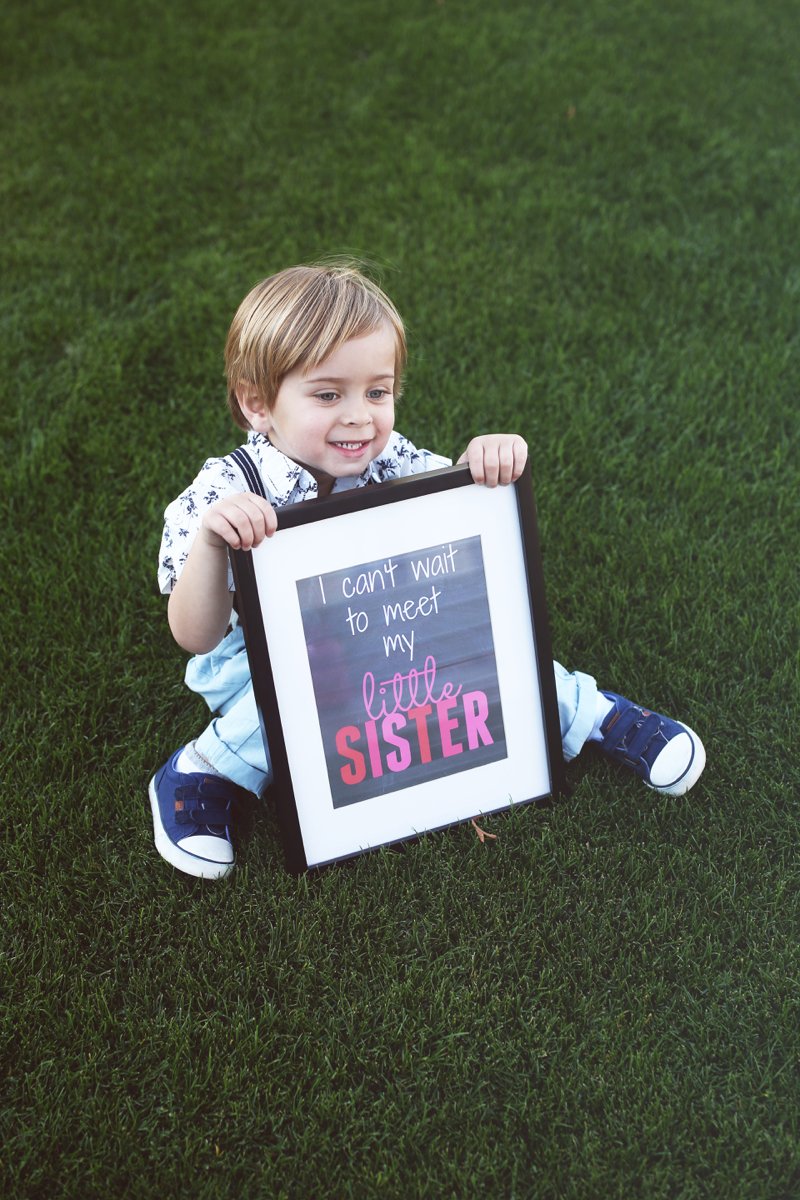 can't wait to meet little sister sign, cute baby girl announcement idea! Click to see the rest of the photos from this shoot