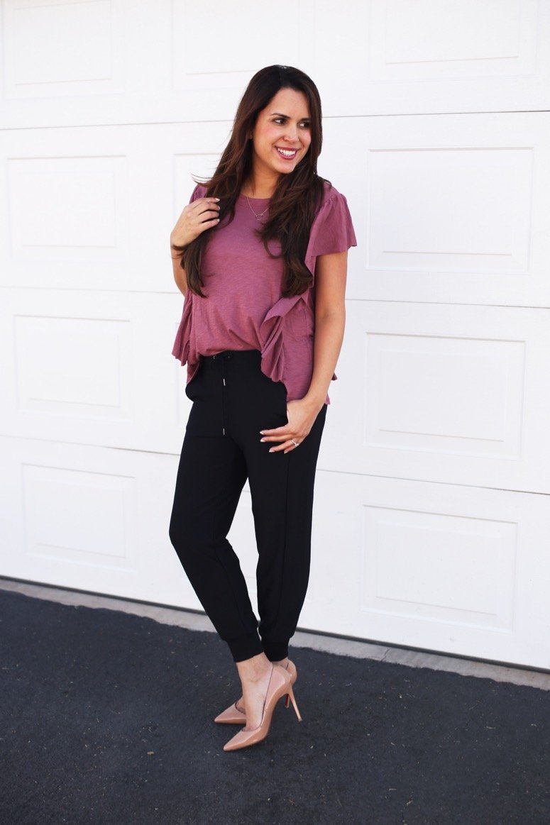 Mom style, love these black joggers! Dress like a mom at Evereve