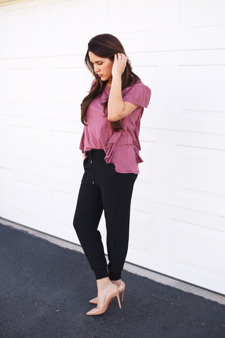 Mom style, love these black joggers! Dress like a mom at Evereve