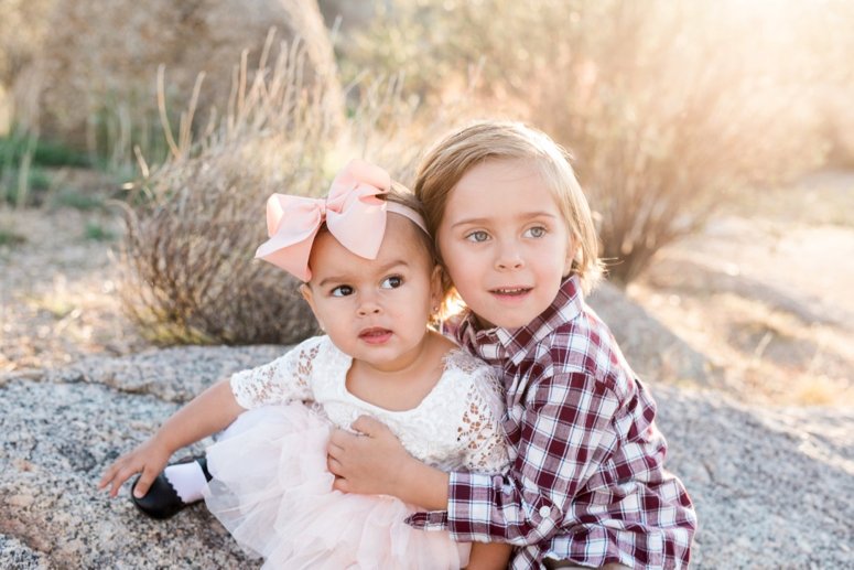 What to wear for family pictures outside | siblings sitting outside for family photos in desert | lifewithmar.com
